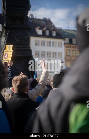 München, Deutschland. 27.. Februar 2022. Hand formende Friedenszeichen. Am 27. Februar 2022 versammelten sich mehr als 2000 Teilnehmer am Max-Joseph-Platz in München, um ihre Solidarität mit der Ukraine zu zeigen. Die Demonstranten forderten den sofortigen Abzug der russischen Truppen, eine politische Lösung des Konflikts, die Unterstützung der deutschen Regierung und sofortige Sanktionen gegen Russland. (Foto: Alexander Pohl/Sipa USA) Quelle: SIPA USA/Alamy Live News Stockfoto