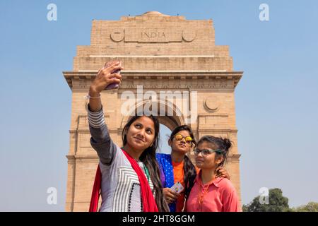 Touristen, die Selfie am India Gate, Neu-Delhi, Indien, machen Stockfoto