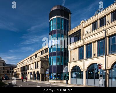 Das Sovereign Shopping Center in Weston-Super-Mare steht vor der Renovierung und Neuverwendung des Einkaufszentrums in den 1990er Jahren unter Sonnenschein. Stockfoto