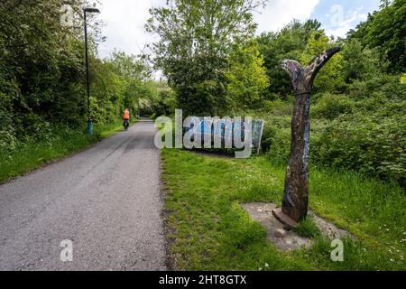 Ein Wegweiser „Millennium Milepost“ gibt Ihnen die Wegbeschreibung auf der Strecke Bristol und Bath Railway im National Cycle Network. Stockfoto