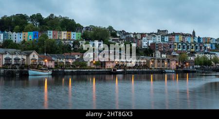 Farbenfrohe Reihenhäuser säumen einen Hügel über dem schwimmenden Hafen von Bristol. Stockfoto