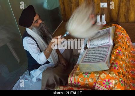 Priester, der in Gurudwara Bangla Sahib, Sikh House of Worship, Neu-Delhi, Indien, predigt Stockfoto