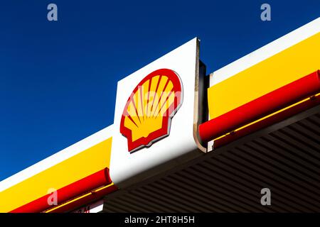 Nahaufnahme des Logos der Shell-Ölgesellschaft an einer ihrer Tankstellen Stockfoto