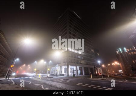 Das Hochhaus One Redcliff Street Bürogebäude ist in Nebel gehüllt an einer Winternacht auf Bristol's Victoria Street. Stockfoto