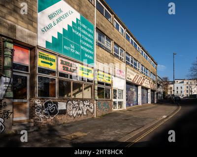 Ein Showroom und Bürogebäude stehen verlassen und defaced auf der Unity Street während der Sanierung des Old Market Viertel von Bristol. Stockfoto