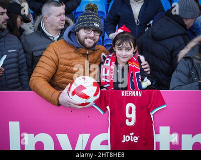 Liverpool, Großbritannien. 27.. Februar 2022. Liverpool, England, Februar 27t Fans warten auf Spieler nach dem Vitality Womens FA Cup Spiel zwischen Liverpool und Arsenal im Prenton Park in Liverpool, England Natalie Mincher/SPP Credit: SPP Sport Press Foto. /Alamy Live News Stockfoto