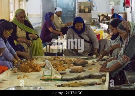 In der Küche von Gurudwara Bangla Sahib, Sikh House of Worship, Neu-Delhi, Indien, Lebensmittel für Pilger vorbereiten Stockfoto