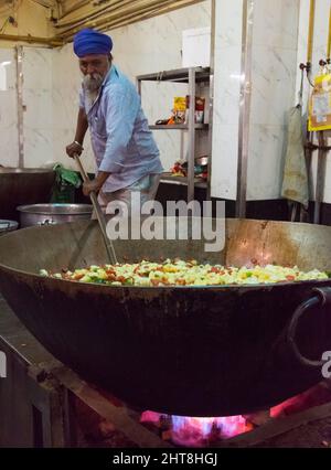 Vorbereitung von Lebensmitteln, um Pilger in der Küche von Gurudwara Bangla Sahib, Sikh Haus der Anbetung, Neu-Delhi, Indien (Gurudwara Bangla Sahib, der größte Stockfoto