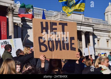 London, Großbritannien. 27.. Februar 2022. Tausende von Menschen versammelten sich auf dem Trafalgar Square, um gegen die russische Invasion in der Ukraine zu protestieren und riefen die britische Regierung und die NATO auf, der Ukraine zu helfen. Kredit: Vuk Valcic/Alamy Live Nachrichten Stockfoto