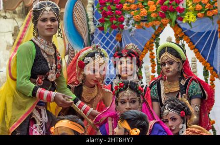 Schweben Sie mit Mädchen, die als Krishna gekleidet sind und Holi Festival, Mathura, Uttar Pradesh, Indien, feiern Stockfoto