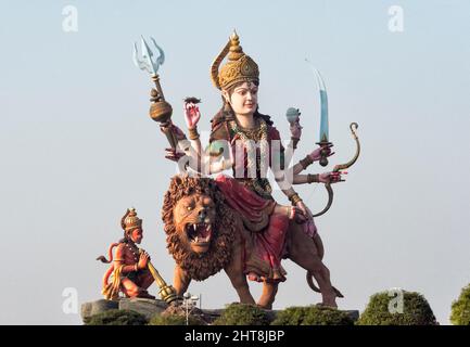 Eine riesige Statue der vielarmigen Göttin Durga in Vrindavan, Bezirk Mathura, Uttar Pradesh, Indien Stockfoto