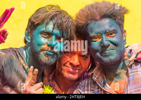 Männer, die während der Feier des Holi Festivals, Mathura, Uttar Pradesh, Indien, mit Farbe beschmiert wurden Stockfoto