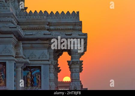 Prem Mandir bei Sonnenuntergang, Vrindavan, Bezirk Mathura, Uttar Pradesh, Indien Stockfoto