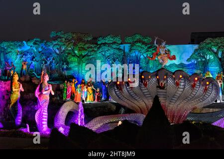 Nachtansicht von Figuren von Krishna und seinen Anhängern in Prem Mandir, Vrindavan, Bezirk Mathura, Uttar Pradesh, Indien Stockfoto