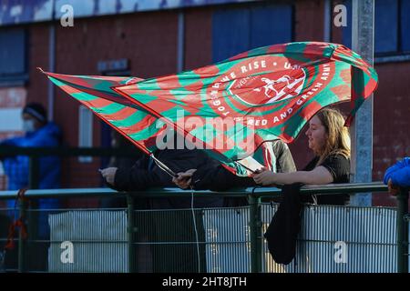 Sutton Coldfield, Großbritannien. 27.. Februar 2022. Sutton Coldfield, England, 27. Coventry vereinte Fans mit Flaggen vor dem FA-Cup-Spiel zwischen West Bromwich Albion und Coventry United am Central Ground. Gareth Evans/SPP Kredit: SPP Sport Pressefoto. /Alamy Live News Stockfoto