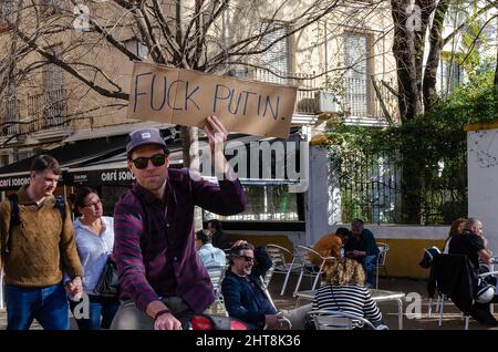 Mann mit einem Pappbanner gegen Krieg und Putin. Sonniger Tag. Stockfoto