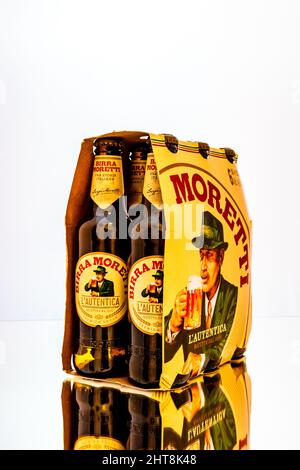 Die 6 Packungen Birra Moretti Bier. Bukarest, Rumänien, 2021 Stockfoto