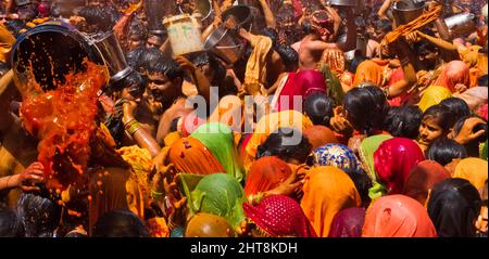 Huranga Holi Festival feierte am Dauji Maharaja Tempel, Baldeo, Mathura District, Uttar Pradesh, Indien Stockfoto