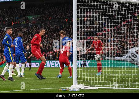 London, Großbritannien. 27.. Februar 2022. Édouard Mendy #16 von Chelsea rettet am 2/27/2022 einen Header von Virgil van Dijk #4 von Liverpool in London, Großbritannien. (Foto von Craig Thomas/News Images/Sipa USA) Quelle: SIPA USA/Alamy Live News Stockfoto