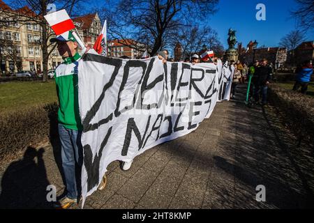 Danzig, Polen. 27.. Februar 2022. In Danzig, Polen, sind Menschen mit polnischen Fahnen und nationalistischen Slogans zu sehen am 27. Februar 2022 nahmen Dutzende Personen am marsch der verfluchten Soldaten Teil, der ein Symbol für polnische Nationalisten der Młodziez Wszechpolska und anderer rechtsextremen Organisationen ist.Quelle: Vadim Pacajev/Alamy Live News Stockfoto