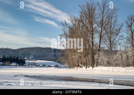 Heller Wintertag im Freien in einem Park mit Schnee bedeckt die Landschaften Stockfoto