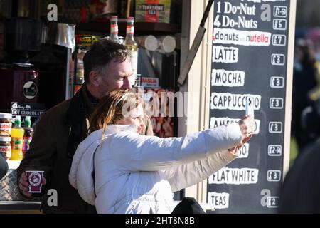 Larkhill, Wiltshire, Großbritannien, 27. Fenruary, 2022. Von links nach rechts Geri Halliwell und Christian Horner OBE (Direktor des Red Bull Racing) bei der South & West Wilts Hunt Point-to-Point. Kredit: Peter Nixon/Alamy Live Nachrichten Stockfoto