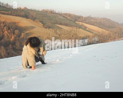 Eine hispanische ältere Frau in den verschneiten Hügeln Stockfoto