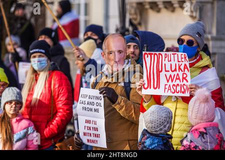 Danzig, Polen. 27.. Februar 2022. Am 27. Februar 2022 werden in Danzig, Polen, Demonstranten mit Anti-Putin-, Anti-Russland- und Antikriegsverbannern und historischen weißen weißrussischen Flaggen gesehen, die in der Stadt lebende Belarussen und ihre Anhänger protestieren gegen die russische und weißrussische Aggression gegen die Ukraine. Quelle: Vadim Pacajev/Alamy Live News Stockfoto