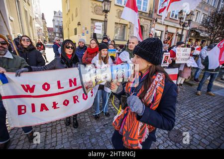 Danzig, Polen. 27.. Februar 2022. Am 27. Februar 2022 werden in Danzig, Polen, Demonstranten mit Anti-Putin-, Anti-Russland- und Antikriegsverbannern und historischen weißen weißrussischen Flaggen gesehen, die in der Stadt lebende Belarussen und ihre Anhänger protestieren gegen die russische und weißrussische Aggression gegen die Ukraine. Quelle: Vadim Pacajev/Alamy Live News Stockfoto