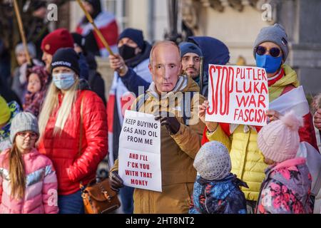 Danzig, Polen. 27.. Februar 2022. Am 27. Februar 2022 werden in Danzig, Polen, Demonstranten mit Anti-Putin-, Anti-Russland- und Antikriegsverbannern und historischen weißen weißrussischen Flaggen gesehen, die in der Stadt lebende Belarussen und ihre Anhänger protestieren gegen die russische und weißrussische Aggression gegen die Ukraine. Quelle: Vadim Pacajev/Alamy Live News Stockfoto