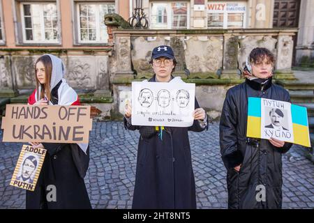 Danzig, Polen. 27.. Februar 2022. Am 27. Februar 2022 werden in Danzig, Polen, Demonstranten mit Anti-Putin-, Anti-Russland- und Antikriegsverbannern und historischen weißen weißrussischen Flaggen gesehen, die in der Stadt lebende Belarussen und ihre Anhänger protestieren gegen die russische und weißrussische Aggression gegen die Ukraine. Quelle: Vadim Pacajev/Alamy Live News Stockfoto