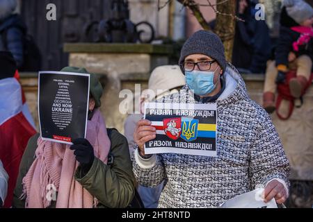 Danzig, Polen. 27.. Februar 2022. Am 27. Februar 2022 werden in Danzig, Polen, Demonstranten mit Anti-Putin-, Anti-Russland- und Antikriegsverbannern und historischen weißen weißrussischen Flaggen gesehen, die in der Stadt lebende Belarussen und ihre Anhänger protestieren gegen die russische und weißrussische Aggression gegen die Ukraine. Quelle: Vadim Pacajev/Alamy Live News Stockfoto