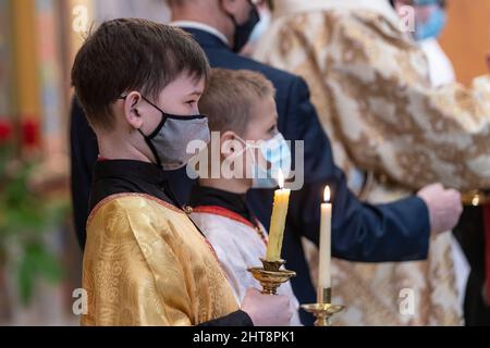 New York, NY - 27. Februar 2022: Die Altarjungen wurden während der Sonntagmesse in der ukrainischen St. George-Kirche gesehen Stockfoto