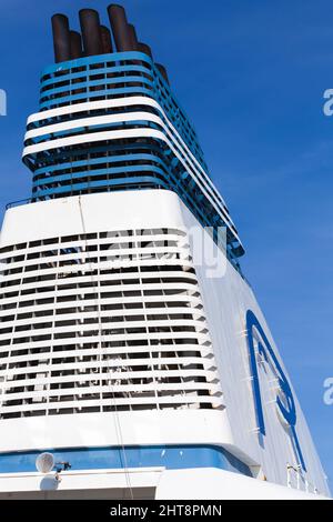 Helsinki, Finnland - 6. Mai 2016: Das Logo der Silja Line befindet sich auf einem Schiffskornstein. Es ist eine finnische Marke für Kreuzfahrtfähren, die von der estnischen Fährgesellschaft TA BETRIEBEN wird Stockfoto