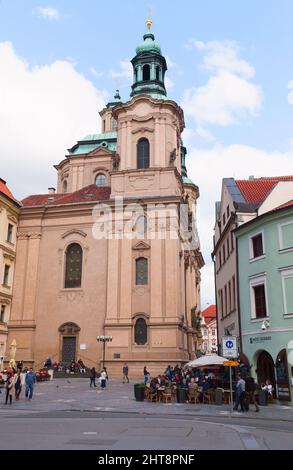 Prag, Tschechische Republik - 2. Mai 2017: Blick auf die Straße mit den gewöhnlichen Menschen am Eingang der Nikolaikirche, Stare Mesto Stockfoto