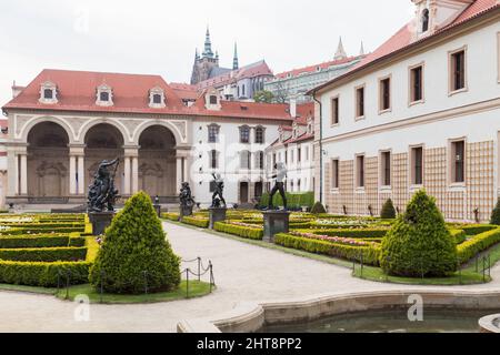 Prag, Tschechische Republik - 1. Mai 2017: Blick auf den Wallenstein-Garten mit der Prager Burg im Hintergrund Stockfoto