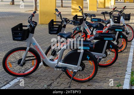 Parkplatz für Elektrofahrräder. Ridemovi E-Bike Stockfoto