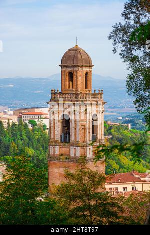 Kirche Santa Maria Nuova (Neue St. Maria). Ein schönes Beispiel für einen Glockenturm im Stil der Spätrenaissance und des Barock in Perugia, der 1644 errichtet wurde Stockfoto