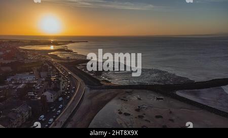 Eine Luftaufnahme des Sonnenuntergangs über Morecambe in Lancashire, Großbritannien Stockfoto