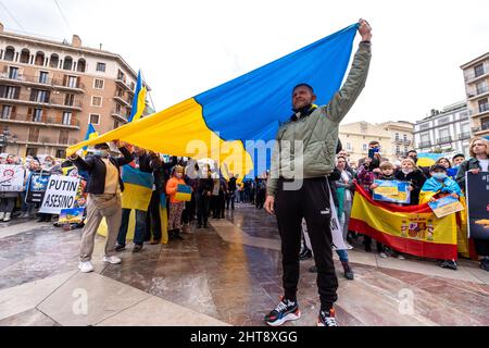 Valencia, Spanien; 27.. Februar 2022: Demonstranten protestieren während einer Demonstration gegen die russische Invasion in der Ukraine gegen den Krieg. Quelle: Media+Media/Alamy Live News Stockfoto