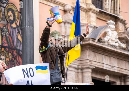 Valencia, Spanien; 27.. Februar 2022: Ein Sprecher ruft während einer Demonstration gegen die russische Invasion in der Ukraine zur Ruhe auf. Quelle: Media+Media/Alamy Live News Stockfoto