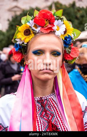 Valencia, Spanien; 27.. Feb 2022: Porträt einer Frau in traditioneller ukrainischer Nationaltracht während einer Demonstration gegen die russische Invasion in der Ukraine. Quelle: Media+Media/Alamy Live News Stockfoto