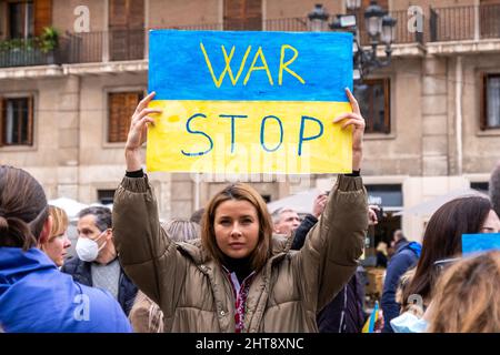 Valencia, Spanien; 27.. Februar 2022: Ein Protestler zeigt während einer Demonstration gegen die russische Invasion in der Ukraine ein Anti-Kriegs-Zeichen. Quelle: Media+Media/Alamy Live News Stockfoto