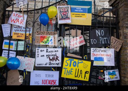 London, Großbritannien, 27.. Februar 2022 Menschen versammelten sich vor der russischen Botschaft in London, um gegen die jüngsten Angriffe Russlands auf die Ukraine zu protestieren. Stockfoto