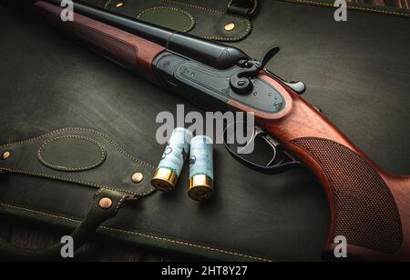 Klassische trigger Doppelnamen Jagdgewehr auf grünem Hintergrund. Glattem Jagdwaffe zum Nachladen öffnen. Konzept Postkarten für Jäger. Stockfoto