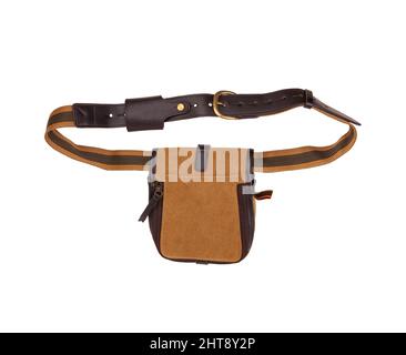 Kleine braune Umhängetasche für die Jagd auf Ammo. Isolieren auf weißem Hintergrund. Stockfoto