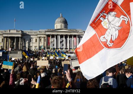 Menschenmenge, die gegen die russische Invasion in der Ukraine protestiert, Demokratieflagge von Belarus, Trafalgar Square, National Gallery, London, Großbritannien, 27. Februar 2022 Stockfoto