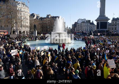 Menschenmenge protestiert gegen die russische Invasion in der Ukraine, Trafalgar Square, London, Großbritannien, 27. Februar 2022 Stockfoto