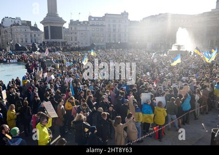 Menschenmenge protestiert gegen die russische Invasion in der Ukraine, Trafalgar Square, London, Großbritannien, 27. Februar 2022 Stockfoto