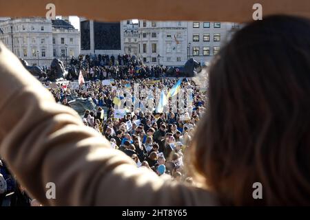 Menschenmenge protestiert gegen die russische Invasion in der Ukraine, Trafalgar Square, London, Großbritannien, 27. Februar 2022 Stockfoto